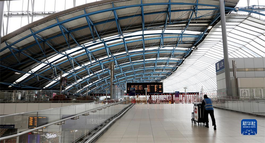 9月1日，一名工作人員在英國倫敦滑鐵盧火車站內(nèi)行走。因在收入、工作條件等方面與鐵路運營企業(yè)存在分歧，英國鐵路員工在9月1日、2日舉行罷工。由于鐵路服務(wù)大幅減少，人們出行面臨不便。新華社記者 李穎 攝