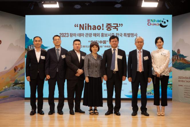 1.“你好！中國(guó)”2023黃河主題旅游海外推廣季韓國(guó)專場(chǎng)活動(dòng)5日在首爾舉行，圖為現(xiàn)場(chǎng)嘉賓合影。中國(guó)駐首爾旅游辦事處供圖