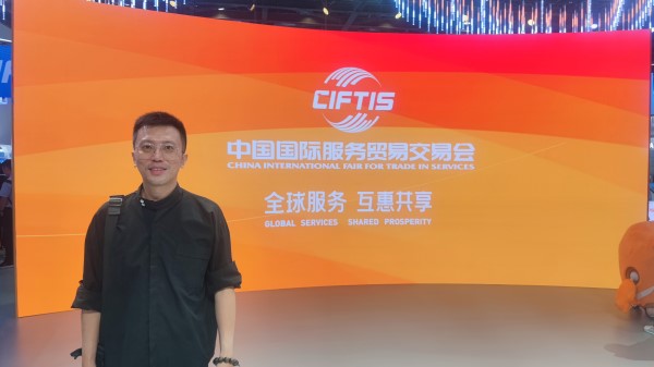 9月2日，梁家僖在國家會(huì)議中心拍照留念。受訪者供圖