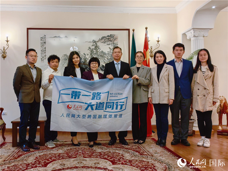 胡長春大使、駐非盟使團(tuán)工作人員與人民網(wǎng)記者合影。