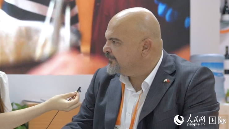 塞浦路斯首席經(jīng)濟(jì)商務(wù)參贊歐陽(yáng)路接受記者采訪。人民網(wǎng) 王禹蘅攝