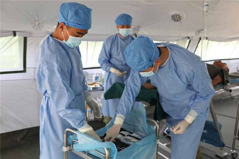 出征前，“純凈家園-2023”多國(guó)聯(lián)合掃雷行動(dòng)中方任務(wù)分隊(duì)醫(yī)療組官兵正在進(jìn)行專業(yè)訓(xùn)練。趙文環(huán)攝