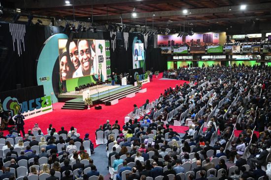 9月4日，在肯尼亞內(nèi)羅畢，與會(huì)代表參加首屆非洲氣候峰會(huì)開幕式。新華社記者 韓旭 攝