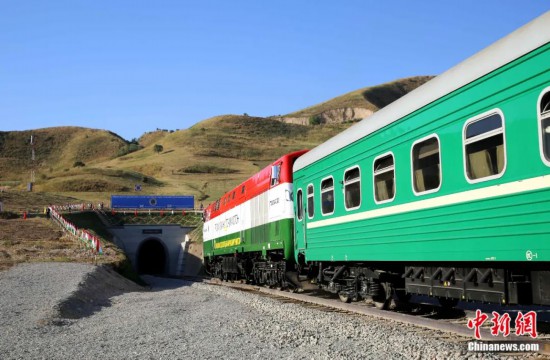 2016年8月24日，塔吉克斯坦“瓦赫達(dá)特-亞灣”鐵路通車。這是絲綢之路經(jīng)濟(jì)帶框架下首個(gè)開(kāi)工并建成的鐵路項(xiàng)目，具標(biāo)志性意義。圖為火車進(jìn)入由中鐵十九局集團(tuán)有限公司承建的隧道。文龍杰 攝