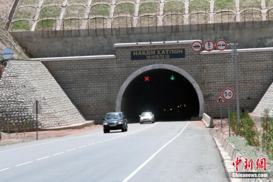 連接塔吉克斯坦南北的重要隧道之一哈特隆隧道由中國(guó)路橋承建，是塔國(guó)南北公路交通的重要干線道路，對(duì)促進(jìn)塔吉克斯坦南北交流和國(guó)民經(jīng)濟(jì)發(fā)展具有重要意義。田冰攝