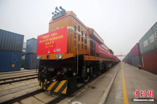 2021年7月5日，中國(guó)—上海合作組織地方經(jīng)貿(mào)合作示范區(qū)（簡(jiǎn)稱“上合示范區(qū)”）前往塔吉克斯坦首都杜尚別的首班中歐班列（齊魯號(hào)）“上合快線”發(fā)出，從上合示范區(qū)青島多式聯(lián)運(yùn)中心啟程，為中國(guó)及日本、韓國(guó)等周邊國(guó)家和地區(qū)與塔吉克斯坦經(jīng)貿(mào)往來(lái)提供了全新的物流解決方案。胡耀杰 攝