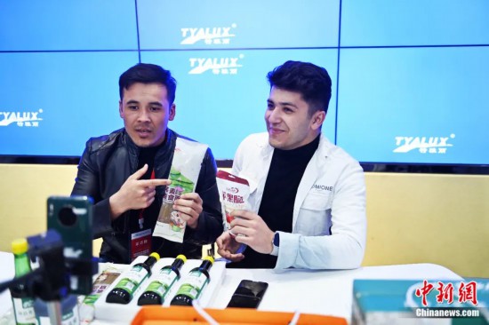 2023年3月，甘肅省慶陽(yáng)市環(huán)縣電商創(chuàng)業(yè)孵化基地內(nèi)，來(lái)自蘭州文理學(xué)院的塔吉克斯坦留學(xué)生正在協(xié)助主播直播帶貨當(dāng)?shù)剞r(nóng)特產(chǎn)品。李亞龍 攝