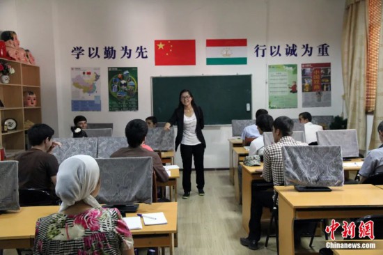 2014年，塔吉克斯坦國(guó)立民族大學(xué)的孔子學(xué)院內(nèi)，教師正在為塔吉克斯坦學(xué)生授課。田冰 攝