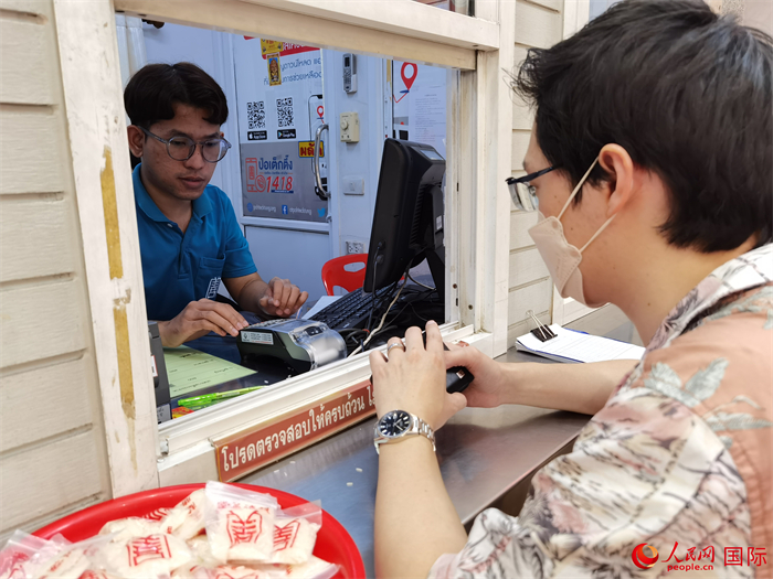 市民在活動現(xiàn)場捐贈善款。人民網(wǎng)記者 白元琪攝