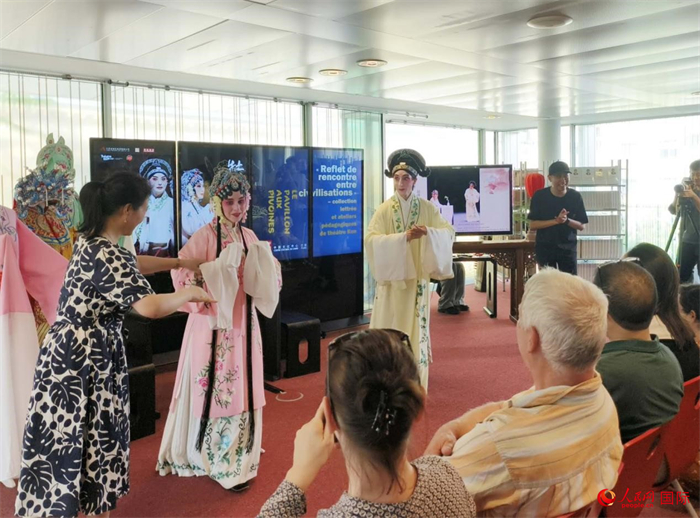 戲迷在昆曲雅集及教學(xué)工作坊活動(dòng)現(xiàn)場(chǎng)體驗(yàn)昆曲藝術(shù)。人民網(wǎng)記者 尚凱元攝