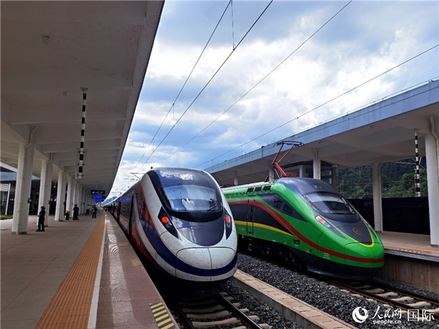 “復興號”和“瀾滄號”國際旅客列車停靠在老撾磨丁站。人民網 杜明明攝