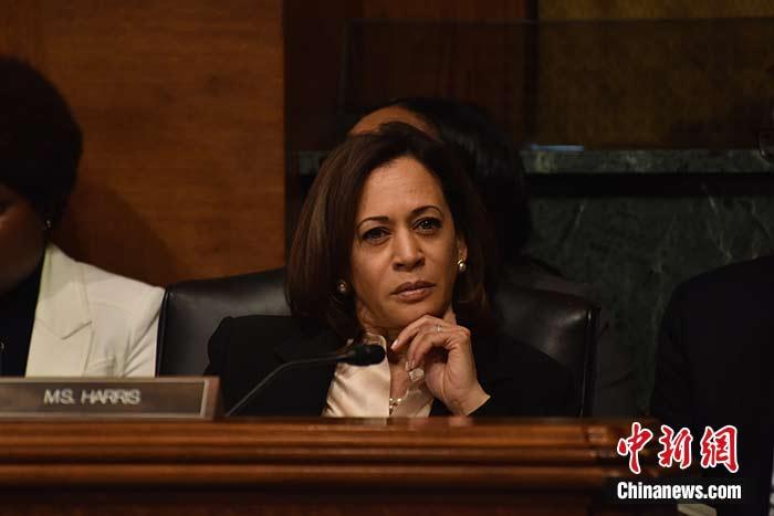 當(dāng)?shù)貢r(shí)間8月11日，美國(guó)前副總統(tǒng)、已經(jīng)鎖定民主黨總統(tǒng)候選人提名的拜登選定聯(lián)邦參議員卡瑪拉·哈里斯為其競(jìng)選搭檔、民主黨副總統(tǒng)候選人。哈里斯成為美國(guó)歷史上首位被提名為副總統(tǒng)候選人的非裔女性。圖為哈里斯此前出席國(guó)會(huì)聽(tīng)證會(huì)(資料圖)。<a target='_blank' href='/'><p  align=