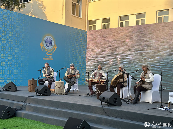 哈薩克斯坦著名音樂組合“圖蘭”樂隊演奏民族音樂。人民網(wǎng) 阿爾達(dá)克攝