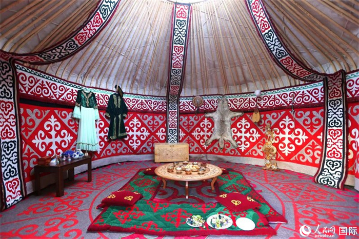 活動現(xiàn)場展示了哈薩克斯坦的氈房。人民網(wǎng)記者 楊倩攝