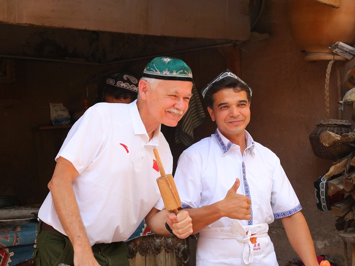 潘維廉和維吾爾族創(chuàng)業(yè)青年合影。主辦方供圖