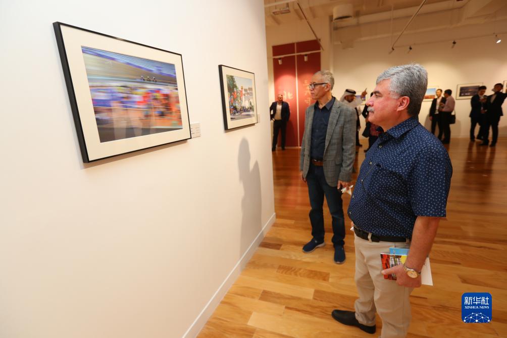 9月18日，人們在卡塔爾多哈參觀“你好，北京”攝影展。新華社記者隋先凱攝