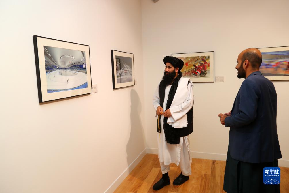 9月18日，人們在卡塔爾多哈參觀“你好，北京”攝影展。新華社記者隋先凱攝