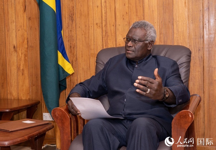 2023年9月14日，所羅門(mén)群島總理梅納西·索加瓦雷在首都霍尼亞拉接受人民網(wǎng)記者專(zhuān)訪。（人民網(wǎng) 賀吉攝影 ）