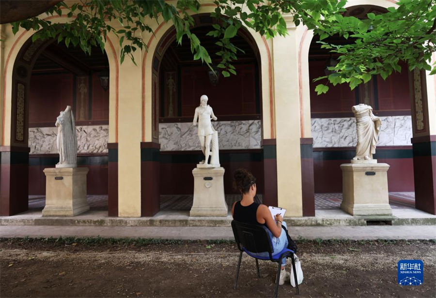 9月17日，在法國巴黎國立高等美術(shù)學(xué)院舉行的歐洲遺產(chǎn)日活動上，參觀者參與繪畫創(chuàng)作和體驗。新華社記者 高靜 攝