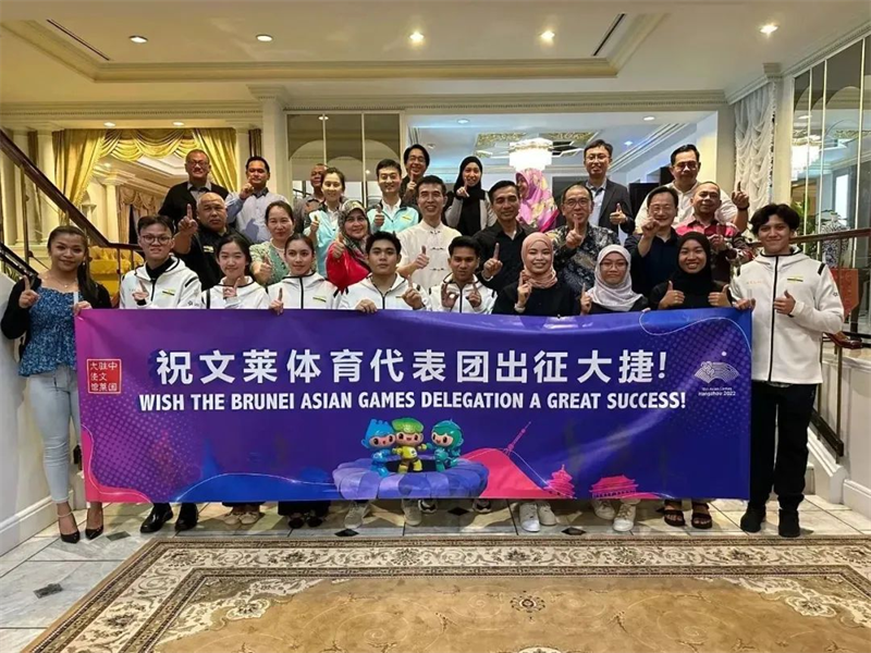 肖建國大使同參加歡送儀式的文方嘉賓、代表團成員等合影留念。圖片由使館提供