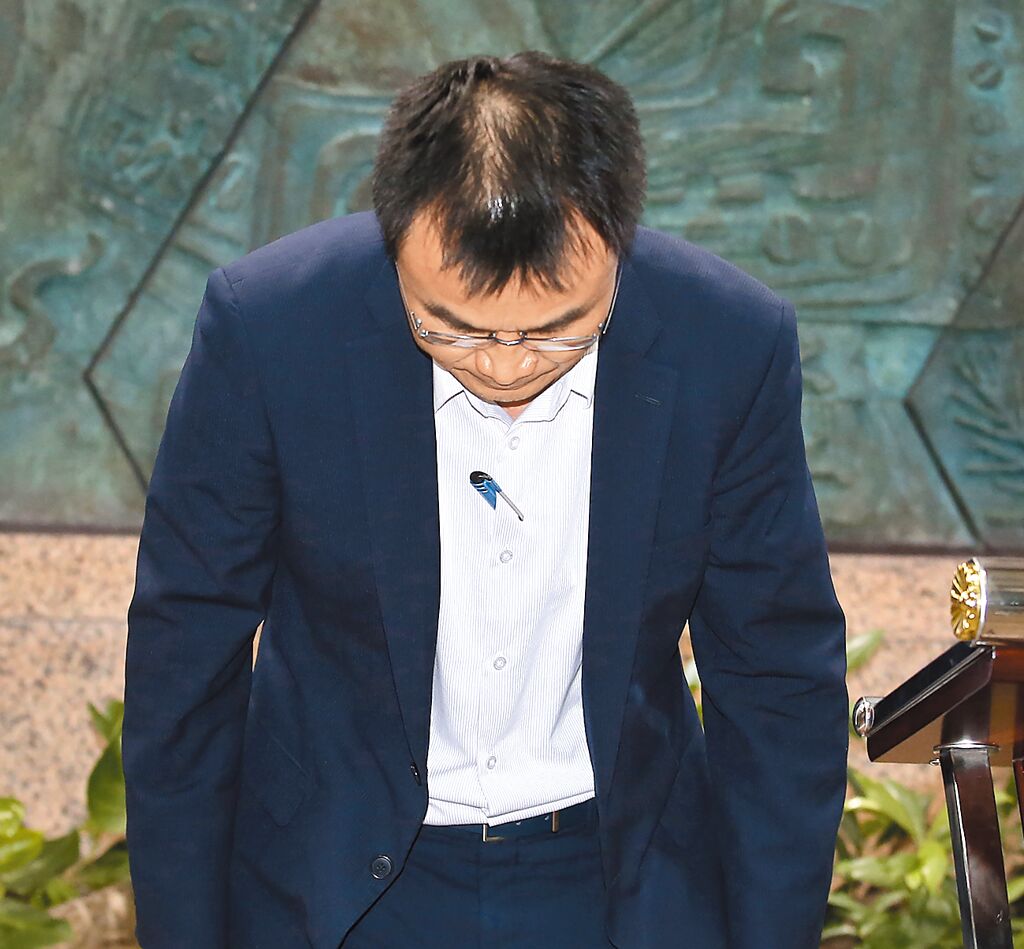 臺(tái)農(nóng)業(yè)部門負(fù)責(zé)人陳吉仲19日傍晚舉行記者會(huì)說明項(xiàng)目進(jìn)口雞蛋議題，當(dāng)日晚間8點(diǎn)在臉書上宣布辭職。 圖片來源：臺(tái)灣“中時(shí)新聞網(wǎng)”