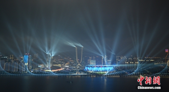 9月23日，杭州第19屆亞運會開幕式在浙江杭州奧體中心體育場舉行。圖為璀璨燈光秀點亮錢塘江夜空。<a target='_blank' href='/'><p  align=