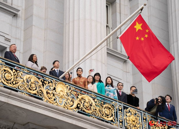 當(dāng)?shù)貢r(shí)間9月29日，中國(guó)駐舊金山總領(lǐng)事張建敏與舊金山市長(zhǎng)倫敦·布理德一起在舊金山市政廳陽(yáng)臺(tái)升起中國(guó)國(guó)旗，慶祝中華人民共和國(guó)成立74周年。人民網(wǎng)記者 鄧圩攝