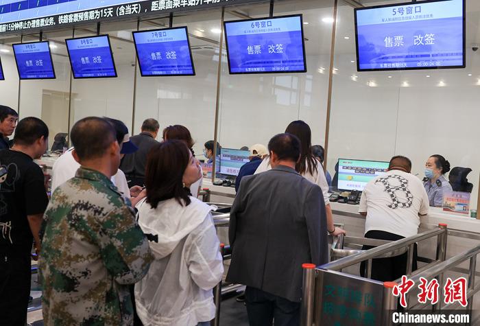9月21日，旅客在北京站售票大廳內(nèi)購買火車票。當(dāng)日，鐵路部門開始發(fā)售10月5日火車票。國鐵集團發(fā)布數(shù)據(jù)顯示，9月13日至20日已發(fā)售火車票1.5億張。鐵路部門將在9月27日至10月1日、10月4日至7日增開200列夜間高鐵，車票已陸續(xù)開始發(fā)售，盡最大努力滿足旅客出行需求。 <a target='_blank' href='/'><p  align=