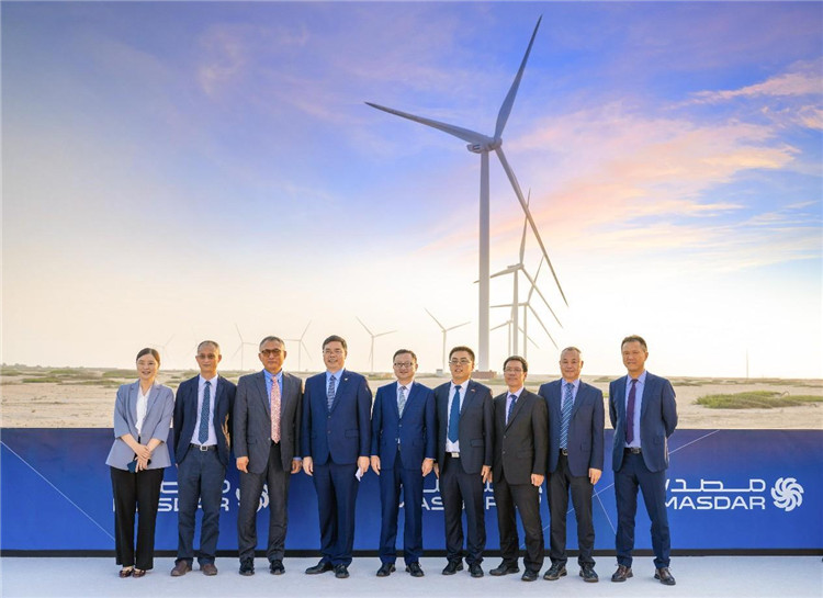 中方建設(shè)者在風(fēng)電場合影。中國電建供圖