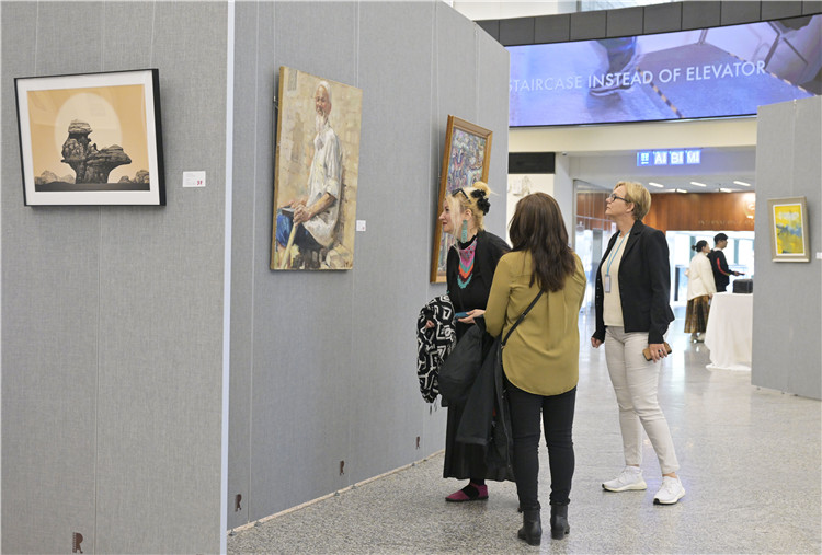 各國(guó)外交官在在欣賞中國(guó)藝術(shù)家作品。中國(guó)常駐維也納代表團(tuán)供圖