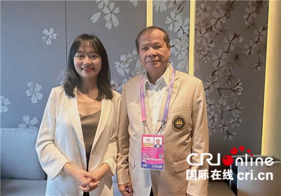 　　△柬埔寨國家奧委會主席、柬埔寨亞運(yùn)代表團(tuán)團(tuán)長唐坤（右）接受記者采訪