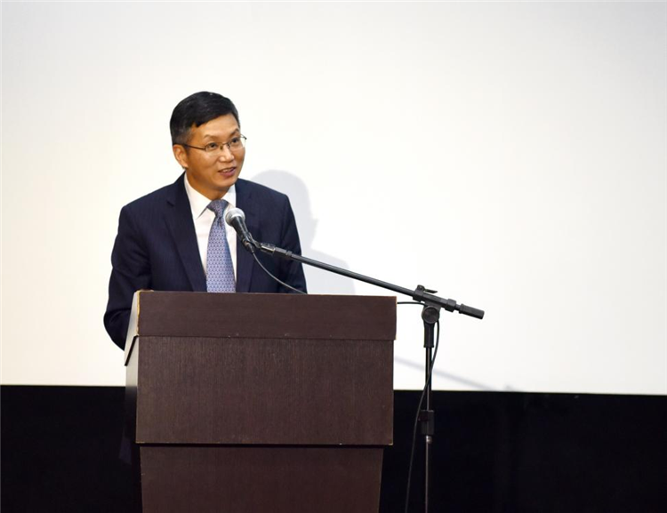 中國(guó)駐圣保羅總領(lǐng)事余鵬在開幕活動(dòng)中致辭。 圣保羅州立大學(xué)孔子學(xué)院供圖