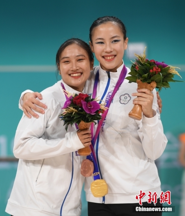 10月7日，杭州第19屆亞運(yùn)會輪滑項(xiàng)目女子花樣輪滑單人滑長節(jié)目決賽在錢塘輪滑中心舉行。結(jié)合短節(jié)目決賽成績，中國臺北選手洪筱晴(左)以94.38分的總成績奪得女子花樣輪滑單人滑冠軍，中國臺北選手張致如(右)獲得季軍。<a target='_blank' href='/'><p  align=