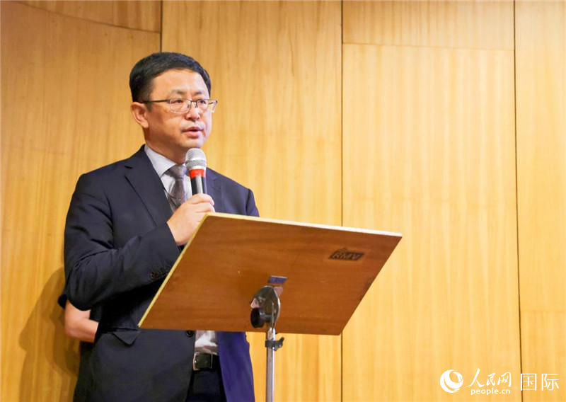 中國駐里約熱內(nèi)盧總領事館商務參贊徐元勝發(fā)表致辭。人民網(wǎng)記者 陳海琪攝