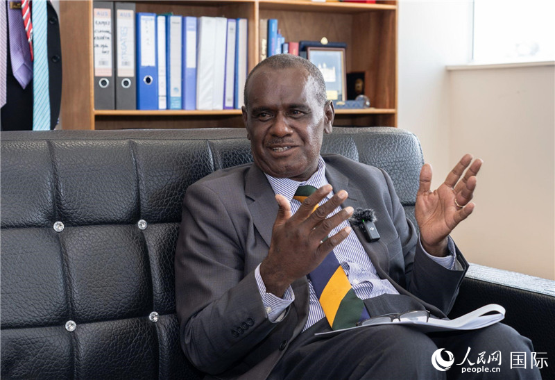 2023年9月13日，所羅門群島外交部長杰里邁亞·馬內(nèi)萊在首都霍尼亞拉接受人民網(wǎng)記者專訪。人民網(wǎng) 賀吉攝