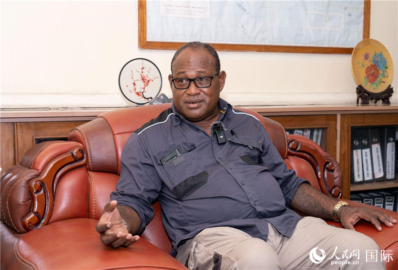 2023年9月13日，所羅門群島副總理兼基礎(chǔ)設(shè)施和發(fā)展部長梅納西·梅蘭加在首都霍尼亞拉接受人民網(wǎng)記者專訪。人民網(wǎng) 賀吉攝