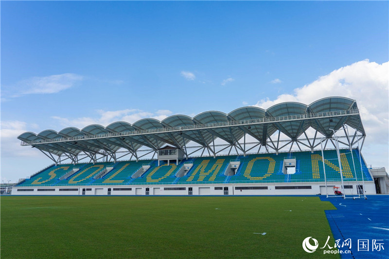 2023年9月12日，位于所羅門群島首都霍尼亞拉的由中土公司承建的中國援所羅門群島2023年太平洋運(yùn)動會體育場館。人民網(wǎng) 賀吉攝