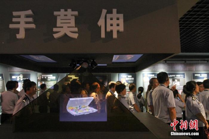 資料圖：2015年10月，海南省公安廳組織黨員干部前往反腐倡廉警示教育基地參觀受教。洪堅(jiān)鵬 攝