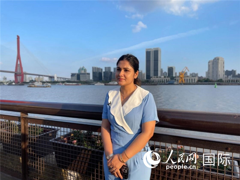 孟加拉國Channel24電視頻道主持人伊斯拉特·阿敏在上海市楊浦濱江接受采訪。 人民網(wǎng)記者 張榮攝