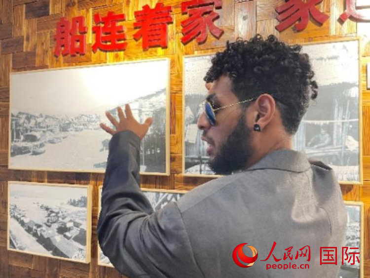 巴布亞新幾內(nèi)亞乒乓球國家隊隊員羅伊在福建省寧德市下歧村參觀。人民網(wǎng)記者 張榮攝