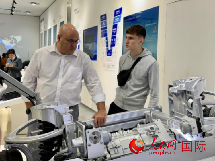 馬耳他瑪格麗特中學(xué)“中國角”的學(xué)生父親誒特伯特·斯肯布里參觀福建省寧德市寧德時代新能源科技股份有限公司。 人民網(wǎng)記者 周雨攝