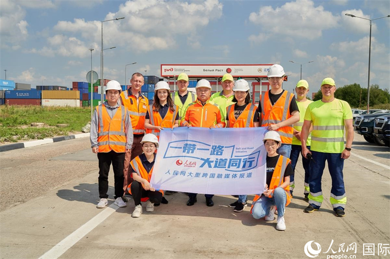 人民網(wǎng)記者在莫斯科別雷拉斯特物流中心采訪。