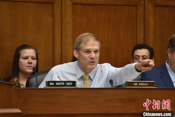 當(dāng)?shù)貢r(shí)間10月13日，美國(guó)國(guó)會(huì)眾議院共和黨人就議長(zhǎng)候選人再次進(jìn)行黨內(nèi)投票，眾議院司法委員會(huì)主席吉姆·喬丹獲得黨內(nèi)提名。圖為喬丹今年9月在眾議院監(jiān)督和問(wèn)責(zé)委員會(huì)聽(tīng)證會(huì)上發(fā)言。 <a target='_blank' href='/'><p  align=