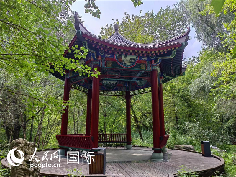 莫斯科中國(guó)貿(mào)易中心的中式園林“華銘園”一角。人民網(wǎng)記者 申亞欣攝
