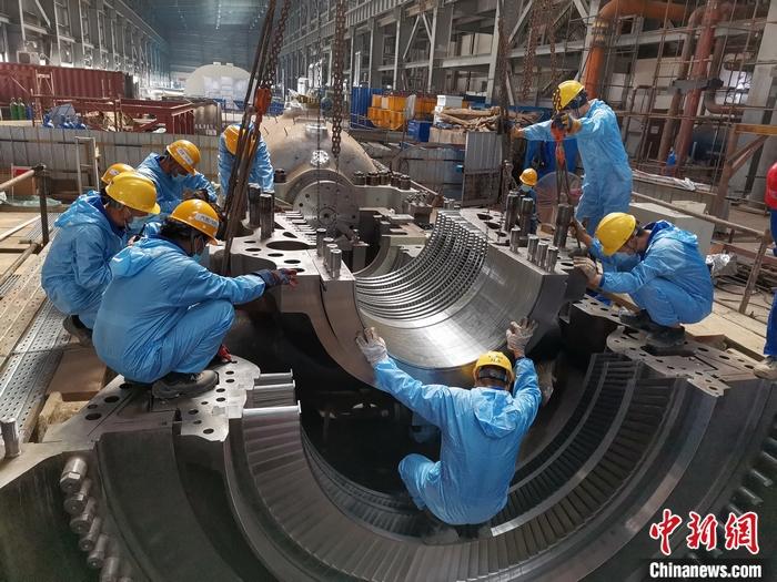 圖為青山緯達(dá)貝園區(qū)汽輪機(jī)機(jī)組在進(jìn)行現(xiàn)場(chǎng)安裝。 受訪者供圖