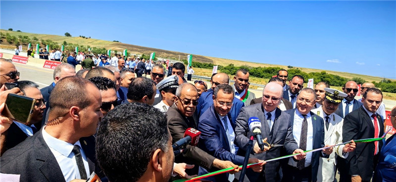 2023年8月12日，阿爾及利亞總理阿卜杜拉赫曼（前右四）參加阿爾及利亞東西高速公路東標段主線84公里段通車儀式。中信建設(shè)供圖