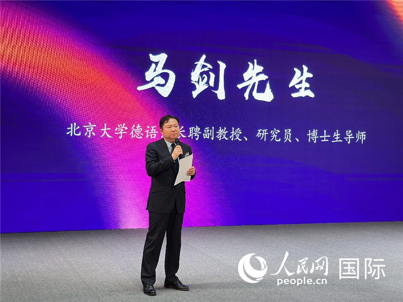 北京大學(xué)德語(yǔ)系長(zhǎng)聘副教授馬劍點(diǎn)評(píng)學(xué)生表現(xiàn)。（攝影：張麗鷗）