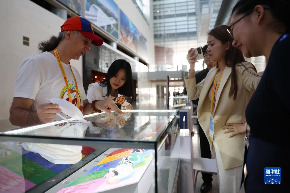 10月16日，參會(huì)記者在“一帶一路”國(guó)際合作高峰論壇新聞中心參觀展示的中國(guó)非物質(zhì)文化遺產(chǎn)展品。新華社記者 陳斌 攝