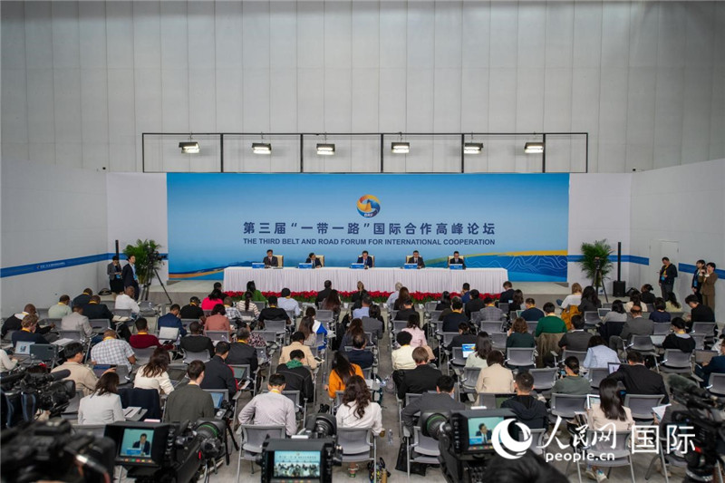 10月16日，第三屆“一帶一路”國際合作高峰論壇新聞中心在北京國家會議中心舉行首場吹風(fēng)會，邀請自然資源部國際合作司和相關(guān)單位負(fù)責(zé)人介紹有關(guān)情況，并回答記者提問。人民網(wǎng)記者 翁奇羽攝