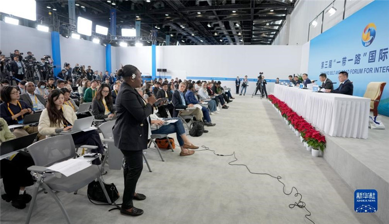 10月16日，第三屆“一帶一路”國際合作高峰論壇新聞中心在北京國家會議中心舉行首場吹風(fēng)會，邀請自然資源部國際合作司和相關(guān)單位負(fù)責(zé)人介紹有關(guān)情況，并回答記者提問。新華社記者 王毓國攝